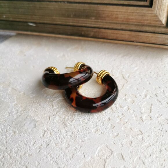 Julie Vos Madison Tortoiseshell Gold Hoop Earrings - Picture 5 of 5